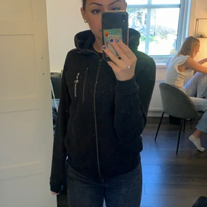 Svart sail racing tröja - En sail racing som är köpt på kids brandstore. I storlek 160, har vanligtvis xs-s och passar bra på mig. Inga skador osv. Säljer pga att jag inte får användning av den längre. Köpt för ca 800kr, skriv för mer💓💓💓