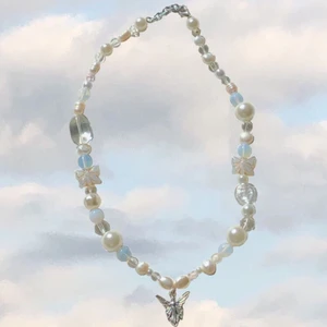 angelic pärlhalsband🕊☁️✨ - sjukt fint pärlhalsband i änglalikt tema bestående av plast, glas och sötvattenspärlor!! ʚ♡ɞ 