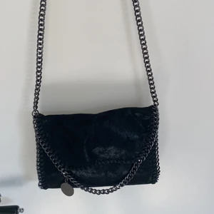 Stella McCartney väska - Säljer denna as snygga Stella McCartney liknanande väskan då den tyvärr inte kommer till användning💞 kontakta mig vid intresse.😻 Köpare står för frakt💓