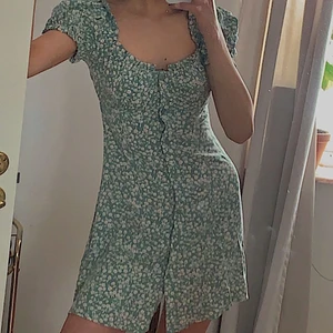 Klänning - En jättefin blommig klänning från Nelly som är använd 1 gång🌺 strl xxs men skulle säga att den även passar xs! Köparen står för eventuell frakt!