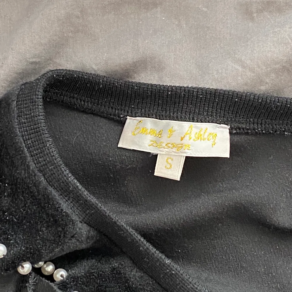 Jättemysig svart tröja med pärlor på ärmarna i storlek S. Tror jag köpt den från jfr. Använd men fortfarande i bra skick. Köpare står för frakten 💖. Tröjor & Koftor.
