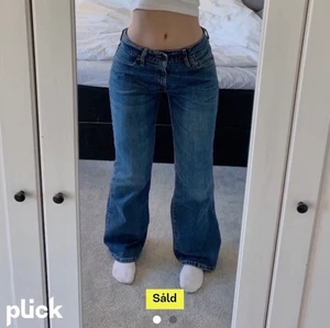 Jeans stl S - Jätte snygga och bekväma bootcutjeans som passar perfekt nu till sommaren!💕 Köpta på Plick och säljer pga att de är för korta för mig som är 170💕 (lånade bilder) Köpta för 600 och säljer för 500 eller till högsta bud💕 står inte för postens slarv!💕