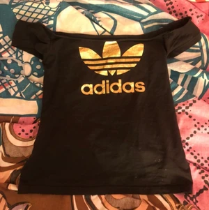 Adidas tröja i svart och guld - As snygg passform och färger🥰 ger mycket 2000s vibes 
