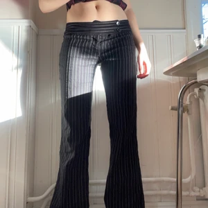 Randiga byxor - Säljer ett par av mina favorutbyxor:((. Fint skick och lågmidjade kritstrecksrandiga. Lite stretchiga så passar nog xs-m. Jag är 165cm och de är lite långa på mig! Hinner tyvärr inte mäta innerbenslängd just nu