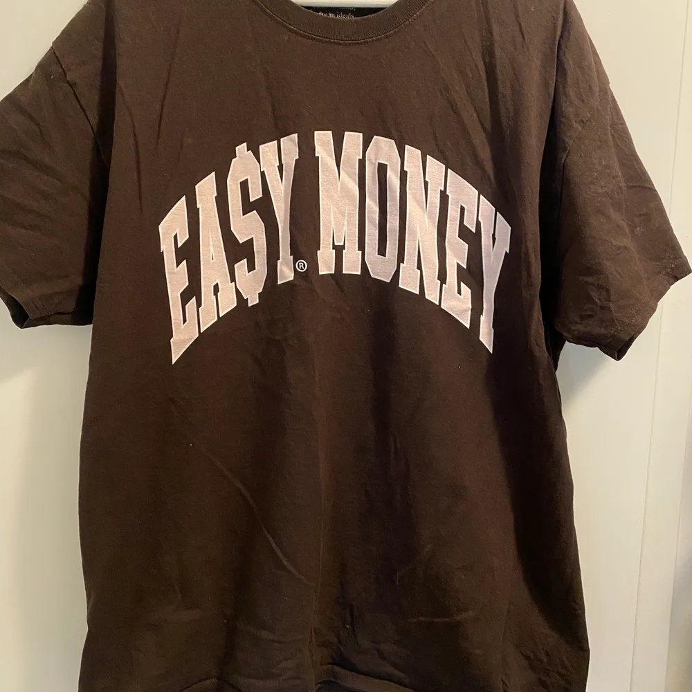 Brun T-shirt från märket easymoneyclo. Nästan helt oanvänd.. T-shirts.