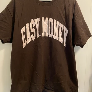 Easymoney Brun T-shirt - Brun T-shirt från märket easymoneyclo. Nästan helt oanvänd.