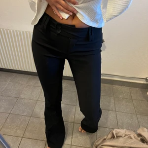 Kostymbyxor  - Perfekta låg midjade kostymbyxor. Så snygga fram med två knappar och jätte snygga bak på rumpan med de små fickorna. Helt nya. Använt dessa 1 gång. Storlek 34-36❤️ jag är 1,67 långa på mig!!
