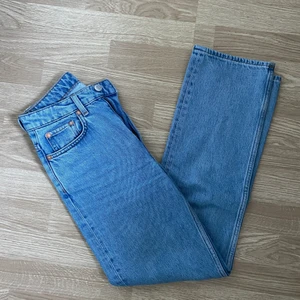 Weekday voyage jeans - Ett par blå jeans från weekday i modellen voyage i storlek W25 L30