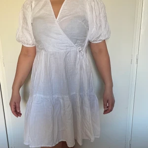 Linne klänning - Säljer min fina sommar klänning från Kappahl st M. Använd en gång då den inte passar mig i storlek