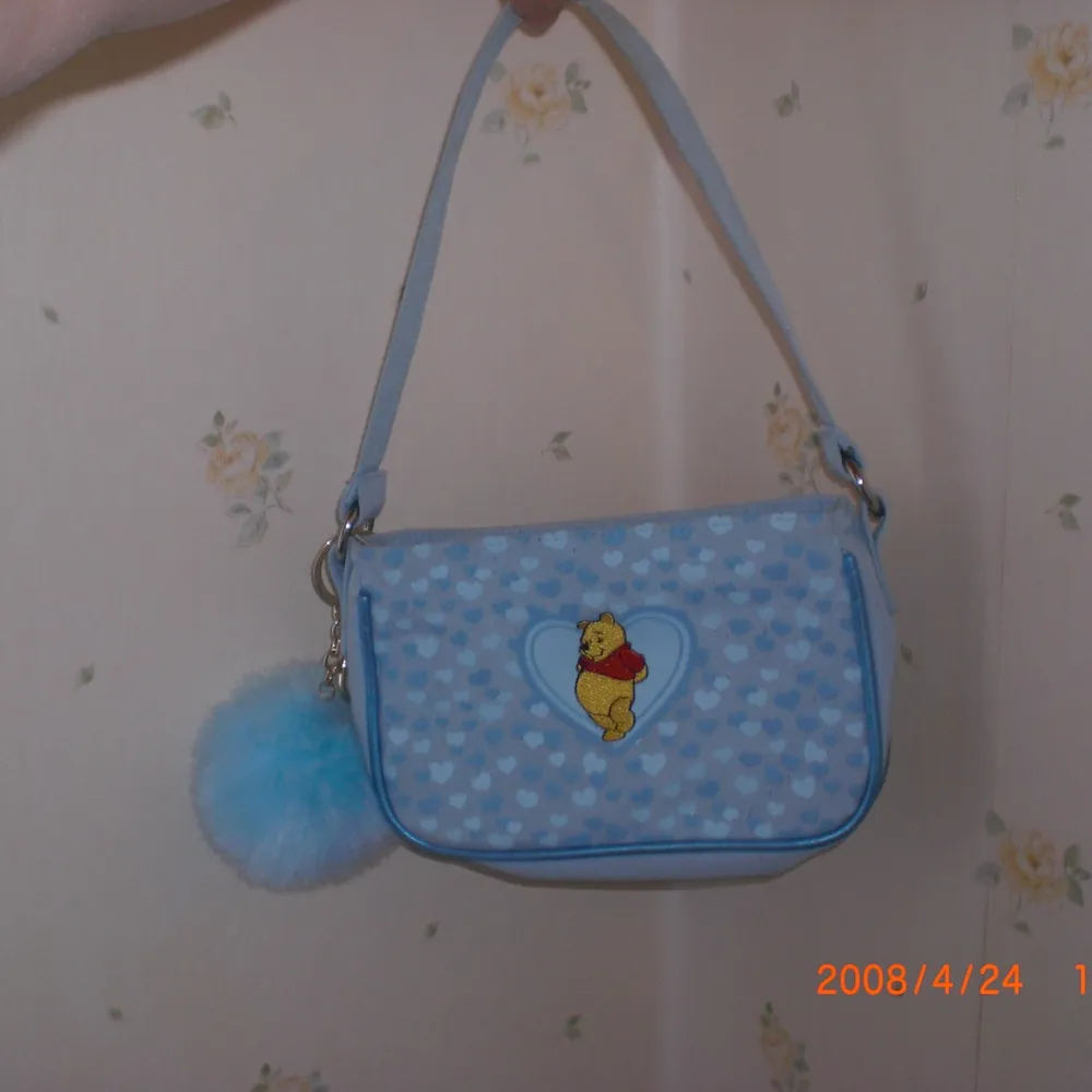 Brand: Disney  Estimated decade: 00s  Size: unknown  Material: unknown  Measurement: length (with strap): 28 centimeters. Without strap: 13 cm. Width: 20 centimeters. Condition: good nothing that impacts the overall look  Price: 120 Swedish kronor  Dm for international shipping  Also available at other places  . Väskor.