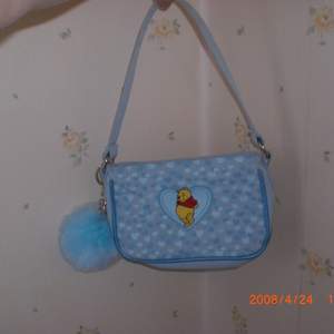 Brand: Disney  Estimated decade: 00s  Size: unknown  Material: unknown  Measurement: length (with strap): 28 centimeters. Without strap: 13 cm. Width: 20 centimeters. Condition: good nothing that impacts the overall look  Price: 120 Swedish kronor  Dm for international shipping  Also available at other places  