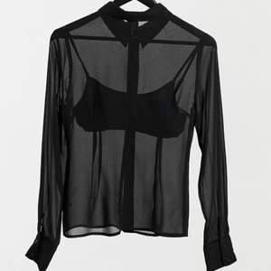 Nypris 310kr + frakt. New without tags condition. Svart figursydd skjorta mesh med avtagbar BH behå.  Collusion Fitted Blouse Shirt w/ Detachable Bra Bralette in See Through Sheer Crepe Mesh. Spread collar, button placket. Just tried on. No holes, tears, rips, stains, snags, fading, shrinkage. Smoke and pet free storage space. Will gladly take more pics. Disclaimer: Please expect some general wear in all secondhand pre-owned items, so do not expect a mint item. **POSTNORD SPÅRBART** 