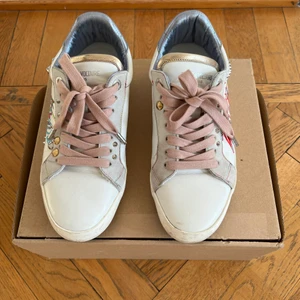 Zadig sneakers - Säljer mina Zadig sneakers i storlek 39, använda ett fåtal gänger i nyskick💖  Nypris 4200kr, mitt pris 1100 eller bud. Dem finns i Helsingborg men kan skickas mot fraktkostnad.🌟 