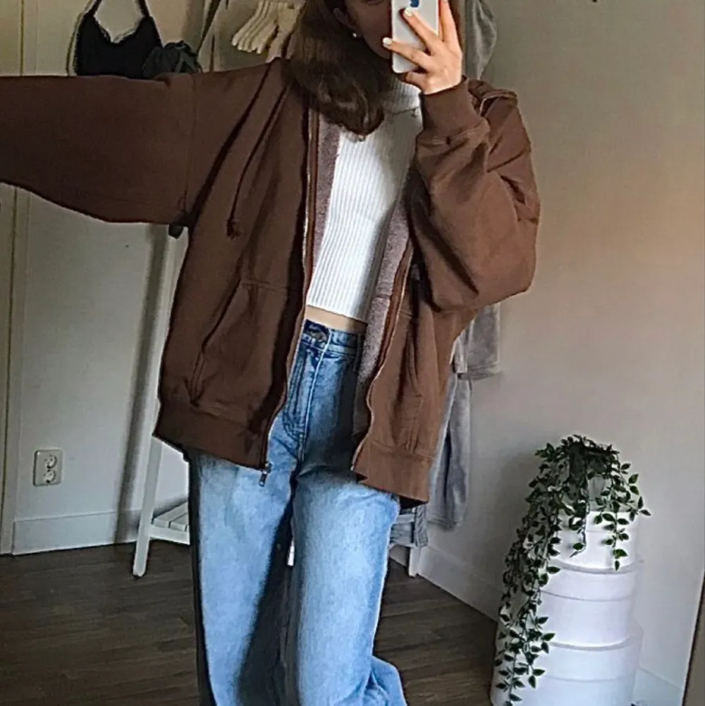 Super mjuk och varm zip upp hoddie från Brandy Melville! Använd fåtal gånger och är i fint skick! Köpt för 450kr, säljer ändast för 269kr + frakt! Hör gärna av dig vid intresse eller frågor❤️. Hoodies.