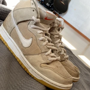 Nike sb dunk high  - Nike sb dunks höga i storlek 41 unisex. De är lite slitna längst framme men annars är de i bra skick. 