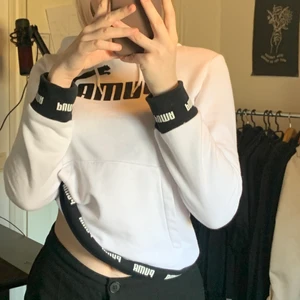 Hoodie från puma ❤️ - En fin hoodie från puma 💘 Den har ett litet sminkmärke som knappt märks, syns på sista bilden. Köparen står för frakt