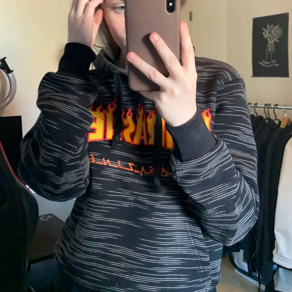 En fin snart thrasher hoodie 🖤 Använd ett par gånger men väldigt fin❣️ Köparen står för frakten. Hoodies.