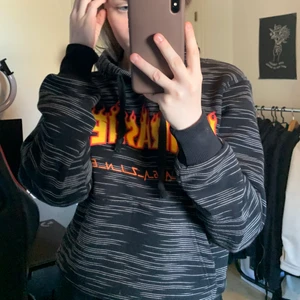 Thrasher hoodie - En fin snart thrasher hoodie 🖤 Använd ett par gånger men väldigt fin❣️ Köparen står för frakten