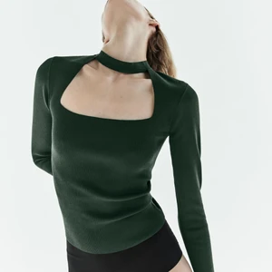 Zara topp - LÅNADE BILDER! Slutsåld jättesnygg topp från Zara i mörkgrön! Endast använd vid två tillfällen och är därför i nyskick. Hör av er vid frågor!🙌🏽💕 Frakt kostar 30kr!