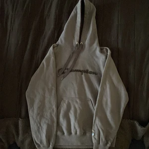 Champion tröja i storlek s  - Ganska använd men har hängt i garderoben länge väldigt fin och skön. 