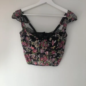 Korsett topp - Supersnygg korsett topp från for love and lemons. Köpt för något år sedan men säljs då den inte kommer till användning. Storlek 32-32DD men är liten i cupen så skulle nog även passa C-D cupa.