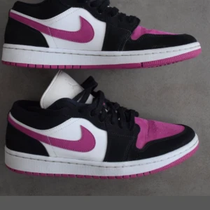 Air Nike Jordan 1  - Modell: Nike Jordan 1.   Storlek: US 10, EUR: 42 CM 27.  Färg; Black/cactus flower white. Använda en gång. I skick som nya.