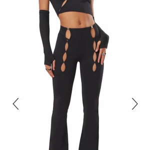 The Kript Chepi pants - Helt nya byxor från The Kript i storlek L. Supersnygga men lite för stora för mig tyvärr och kostar väldigt mycket att skicka tillbaka. Byxorna är alltså aldrig använda och lapparna och allt sitter kvar. Ord pris: 51.95 EUR + frakt och tull ca 1200kr. Skicka iväg ett meddelande om ni har frågor!