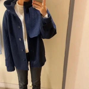 Cos jacka - Bud på 2000! Lånad bild!! Intressekoll på min kappa från cos 💕Superfint skick, inga defekter. Är osäker på om jag ska sälja så säljer endast för bra bud! Storlek xxs, men passar även xs då den är stor i storleken! 