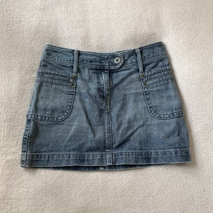 Lågmidjad jeanskjol - Lågmidjad jeanskjol med najs fickdetaljer, vintage från H&M! Midjemåttet är 72 cm och längden 32 cm 💘