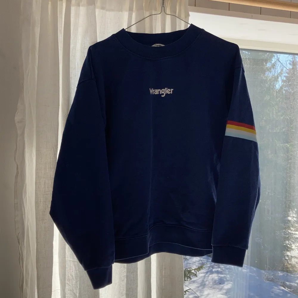 Marinblå tröja från wrangler i storlek S!                         Säljer för 300, inklusive frakt🤍🤍. Hoodies.