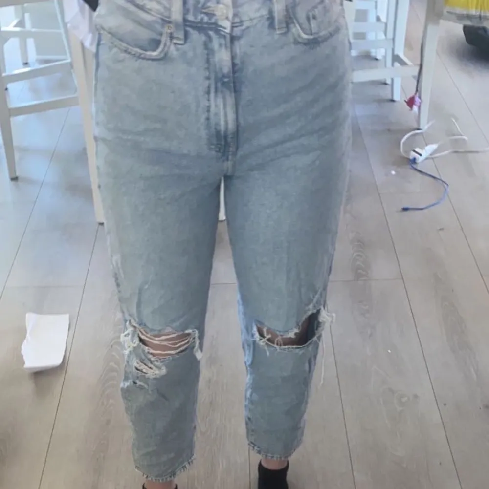 Jag säljer dessa jättesnygga byxor för jag aldrig använt dom. Jag köpte dom för 300kr men säljer dom nu för 220kr då jag känner att jag aldrig använder sånna jeans längre. Dom är högmidjade och sitter perfekt på mig som är 1,64cm. Köparen står för frakten om man inte vill mötas upp i Uddevalla eller Munkedal.💗. Jeans & Byxor.