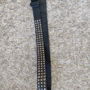 Svart nitt bälte - Nitt bälte ca storlek M Väldigt lite använd