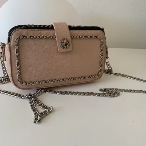 Rosa Accent Väska - Rosa väska med två fak och ”tjuvlås”! 