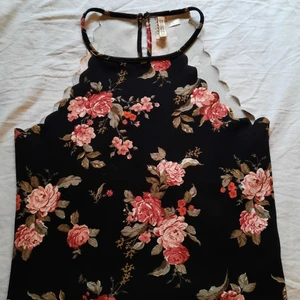 Topp från H&M storlek M - Säljer en fin topp använd ett fåtal gånger storlek M