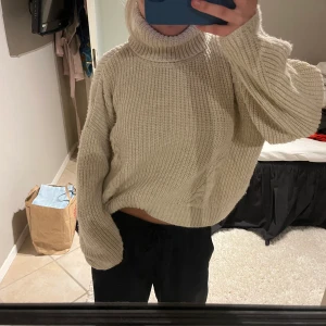 Stickad tröja - Stickad biege tröja med hög krage från nakd. Passar xs-m beroende på önskad passform. Köpare står för frakt
