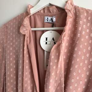 Populära klänningen från Linn Ahlborgs limiterade kollektion med Nakd⭐️  Färgen gör sig inte helt rättvisa på bild, en jättefin rosa Nude färg, visar bäst på andra bilden. Nyskick, aldrig använd med alla lappar kvar!!! 