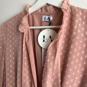 Linn Ahlborg X Nakd klänning  - Populära klänningen från Linn Ahlborgs limiterade kollektion med Nakd⭐️  Färgen gör sig inte helt rättvisa på bild, en jättefin rosa Nude färg, visar bäst på andra bilden. Nyskick, aldrig använd med alla lappar kvar!!! 