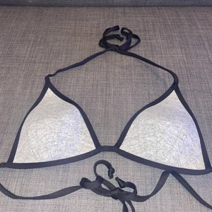 Bikini topp, xs -  En grå bikini topp med knytning i nacke och rygg från H&M. Storlek XS. Är för liten på mig därav säljs den. 