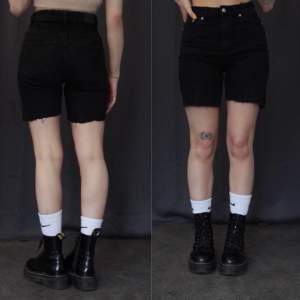 Svarta lite längre shorts som är perfekta till sommaren! Kan matcha till massa olika överdelar. Bra skick🪷