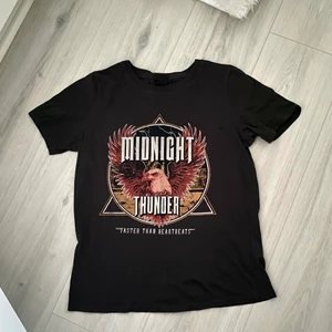 Svart t-shirt med tryck - Svart och enkel t-shirt med tryck på 