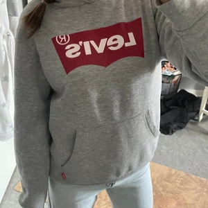 Levi’s hoodie  - Denna hoodie kommer inte längre till användning, den har blivit lite nopprig. Annars är den sjukt snygg🤩 (köparen får själv stå för frakten)