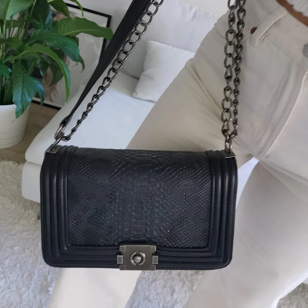 Knappt använd väska, Chanel liknande, helt nyskick💛 kolla gärna in annat jag säljer. Det mesta är helt nyskick 💕 . Väskor.