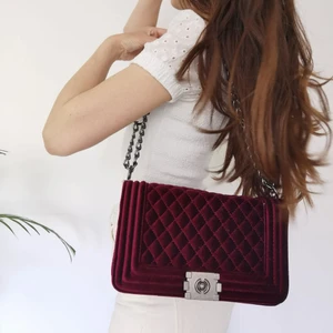 Jättefin väska helt ny - Har bara använt engång. Jättefin vinröd väska. Chanel liknande. Kan bjuda på spårbarfrakt vid snabb affär