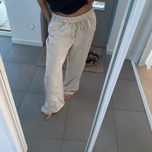 Linnebyxor från HM - ÄNNU en gång lägger jag upp denna annons pga oseriösa köpare. Helt slutsålda är dom. Helt oanvända med lapp kvar. Innerbenslängd: 75cm. För långa för mig som är 157, ni ser bilden. Fraktar bara.