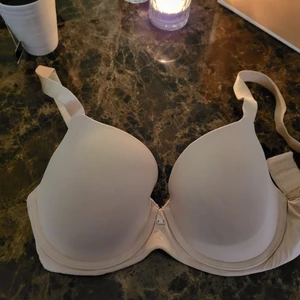 Bh med bygel stl 65F - Bh med bygel stl 65F. Endast använd 2ggr