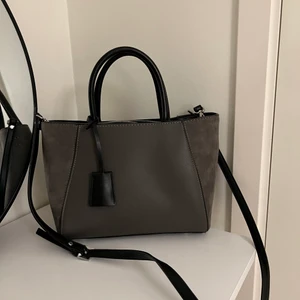 Zara basic collection bag grey  - Snygg stilren väska från Zara! Knappt använd, säljer till ett bra pris! Köparen står för frakten 🥰