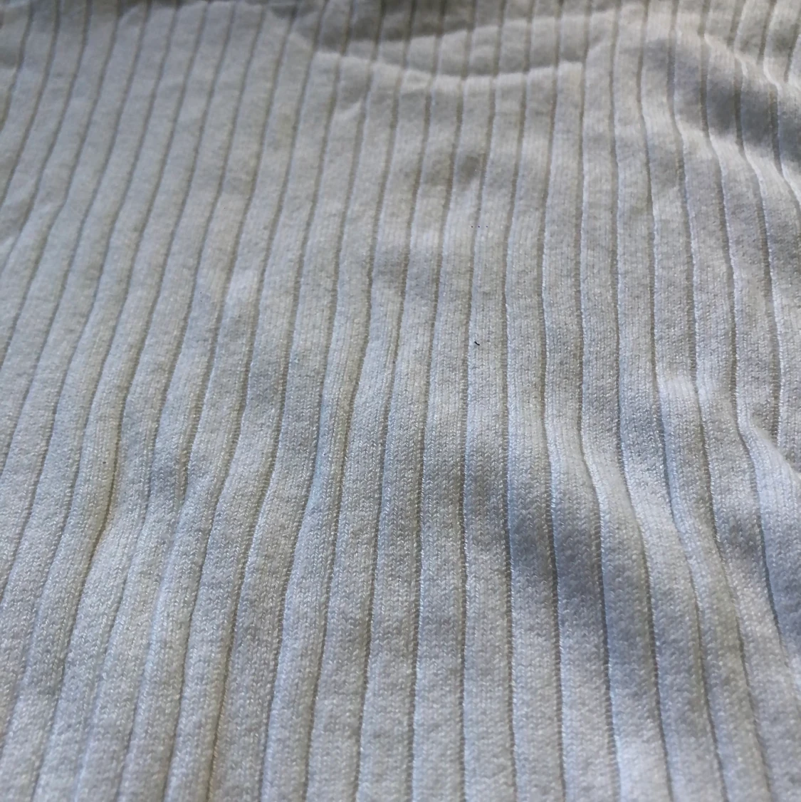 Vit räfflad tröja med högre hals.  - 90