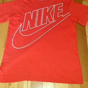 Röd NIKE T-shirt ! - Röd NIKE T-shirt i fint skick. Stl L