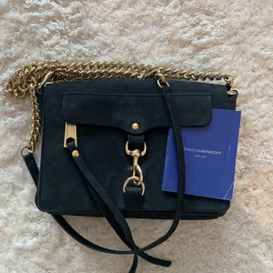 Rebecca Minkoff väska.   - Äkta Rebecca Minkoff väska från 2020. Äkta mocka och knappt använd. 