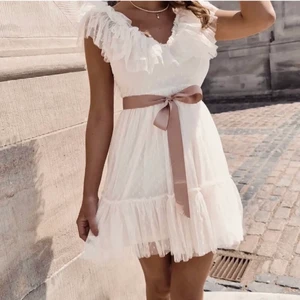 Klänning  - INTERSSEKOLL på den finaste klänningen! Pga att den är för urringad för min smak så behöver jag sälja denna fina klänning. Klänningen kommer från märket Åberg Copenhagen och är helt NY. Har ännu inte bestämt mig för ett pris (därav den konstiga prissättningen) Klänningens rätta färg är på bild 1, alltså är den mer krämvit än vit. Den är i storlek S men kan tänka mig att den passar båda större och mindre, beroende på önskad passform. Bara att höra av sig vid intresse och/eller frågor!💛 Budgivning